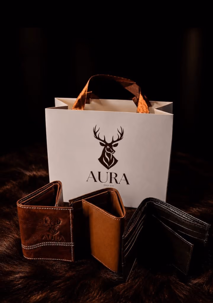 Cartera de cuero AURA SIGNET en chocolate, vista frontal cerrada sobre superficie clara.