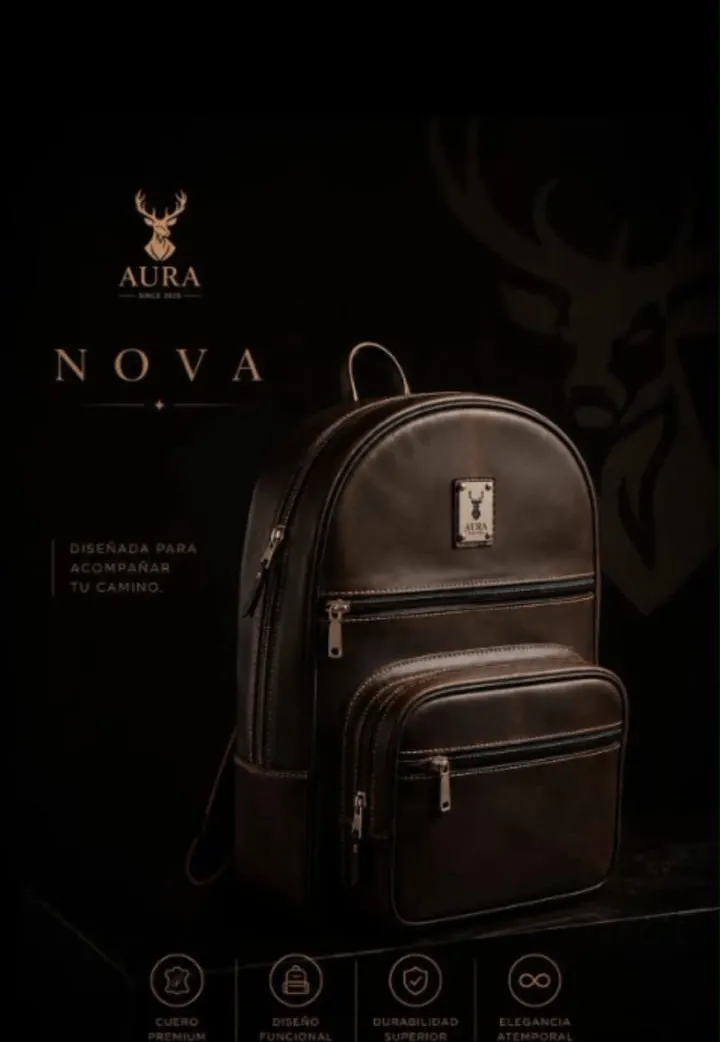 Mochila de cuero AURA NOVA en chocolate, vista de tres cuartos frontal sobre fondo oscuro.